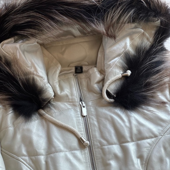 Elegant Cream Quilted Coat with Sheepskin Fur Trim - Picture 2 of 7